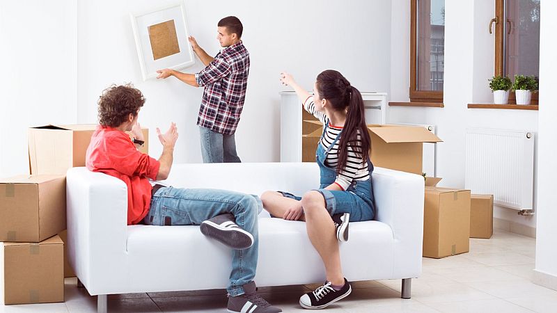 Jóvenes montando su casa